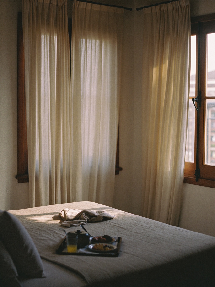 Camera della locanda con luce del mattino che entra dalla finestra